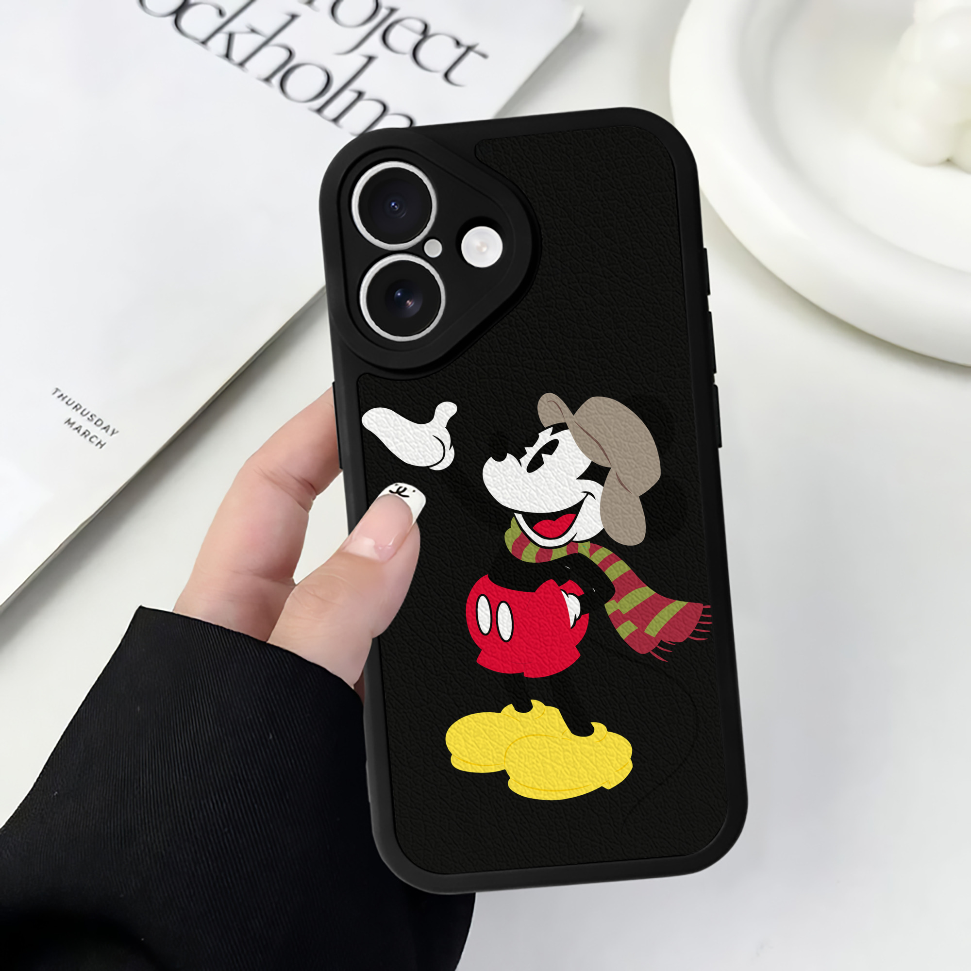 （画像用） ミッキーマウス Mickey Mouse 【iPhone 16シリーズ対応】シリコンスマホケース（レザー調） 材質：シリコン